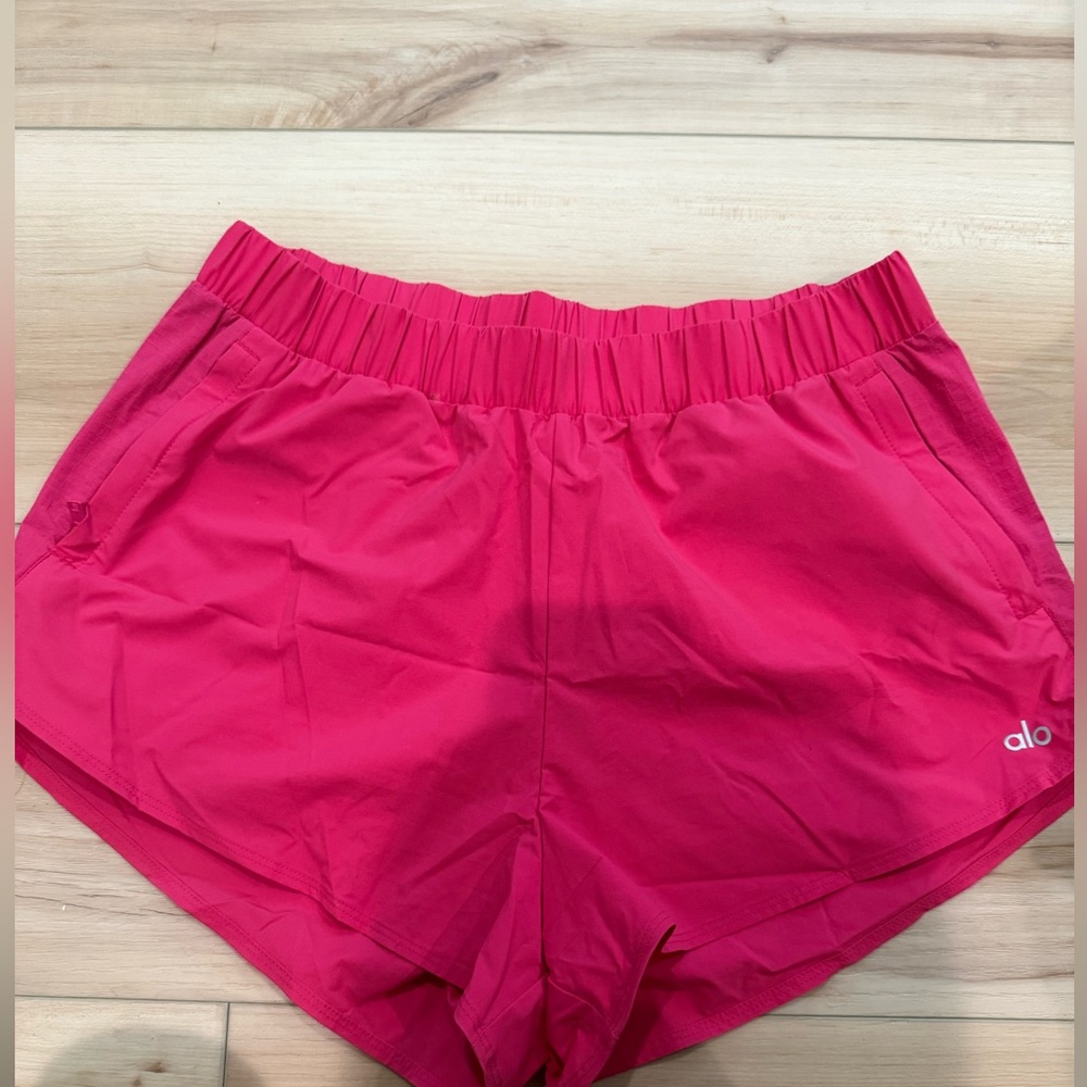 ALO Yoga Athletic Playmaker Dolphin Short Vibrant Pink